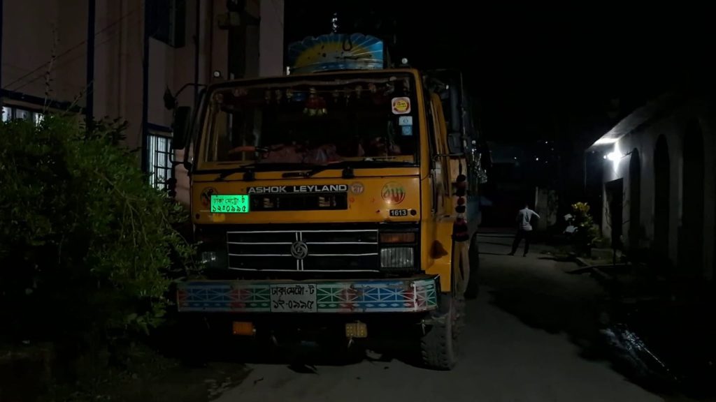 ফরিদপুরে ৫ শতাধিক বস্তা সরকারি সারবাহী ট্রাক জব্দ
