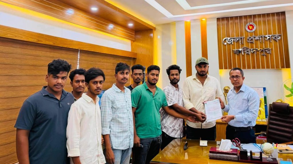 ফরিদপুরে শিক্ষার্থীদের জন্য গণপরিবহনে হাফ ভাড়া কার্যকরের দাবি, স্মারকলিপি প্রদান