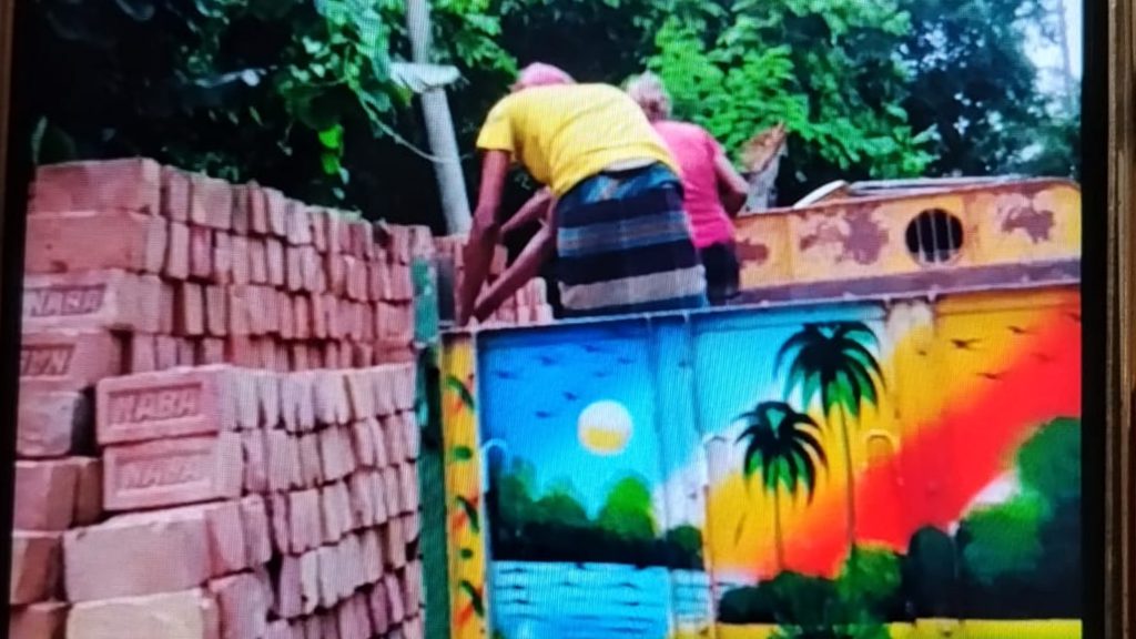 ফরিদপুরে চাঁদা না দেওয়ায় সরকারি কর্মকর্তার বাড়ি থেকে ৮ হাজার ইট লুট, প্রাণনাশের হুমকি