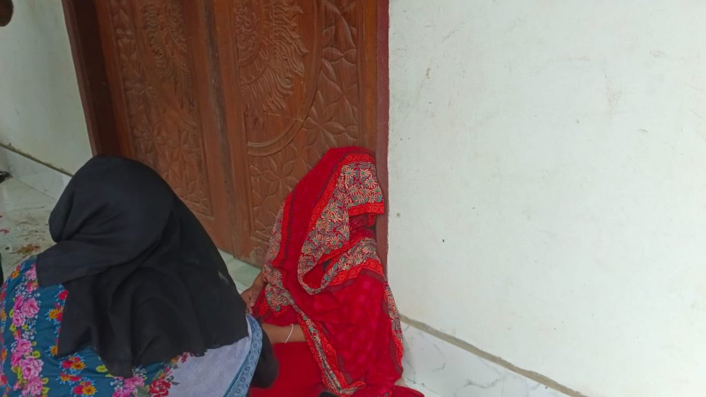 ফরিদপুরে স্ত্রীর স্বীকৃতির দাবিতে অনশন, লাথি মেরে পেটের সন্তান নষ্টের অভিযোগ