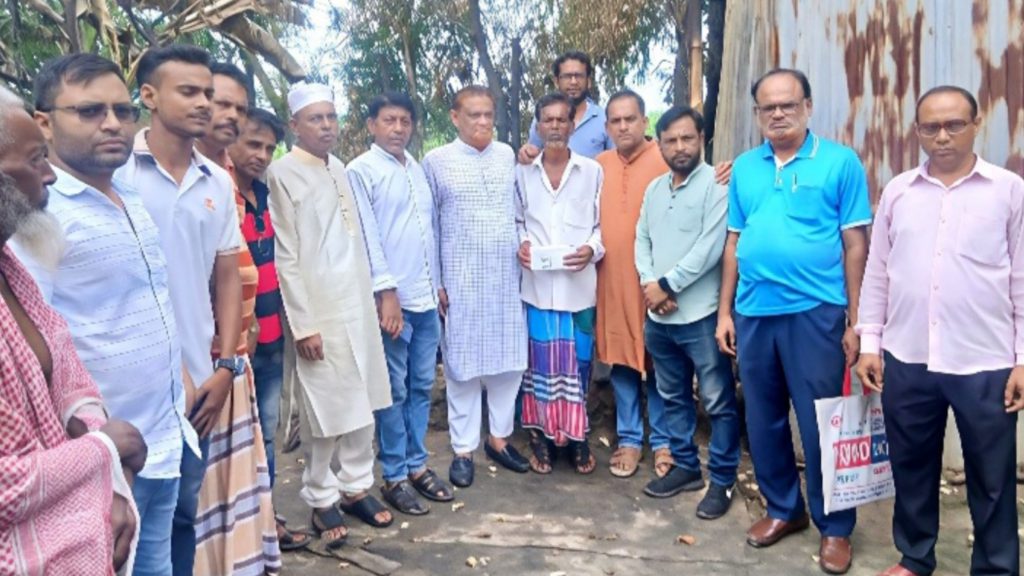 চরভদ্রাসনে অগ্নিকাণ্ডে ক্ষতিগ্রস্ত পরিবারের পাশে বিএনপি