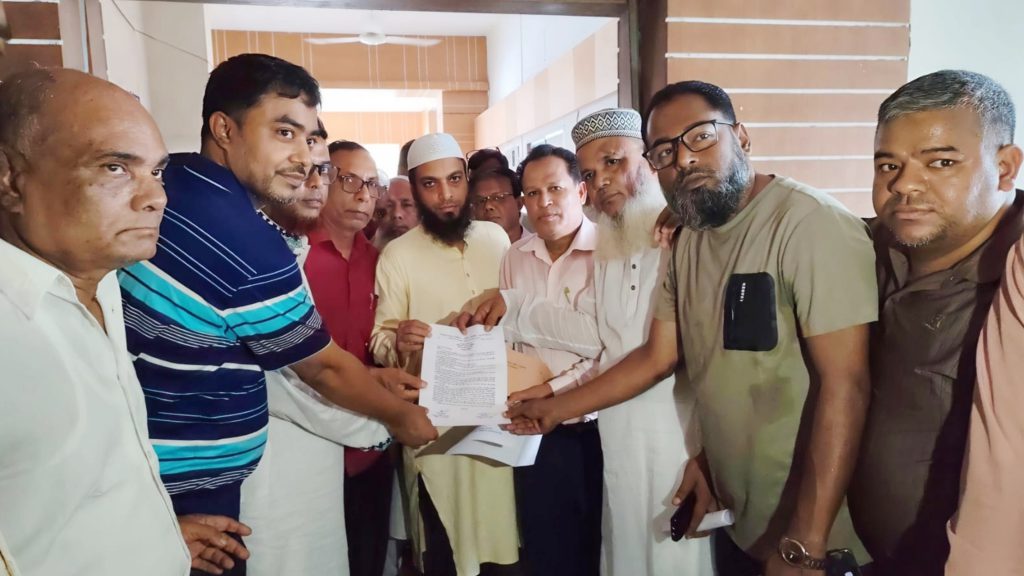 ফরিদপুরে ৭ দফা দাবিতে দলিল লেখক সমিতির স্মারকলিপি