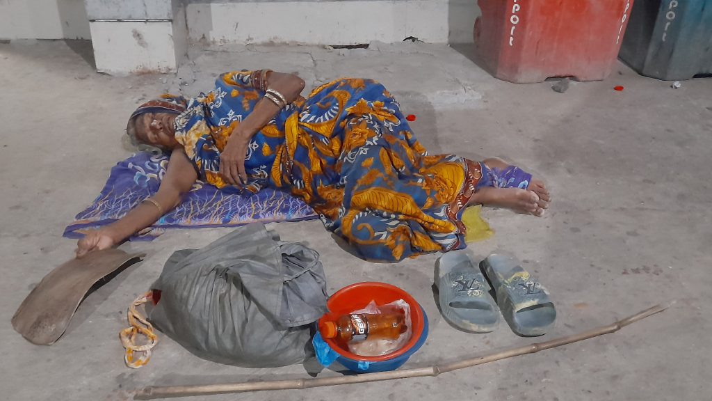 একটি পোটলা, একটি লাঠি আর এক বৃদ্ধার অপেক্ষাহীন জীবন