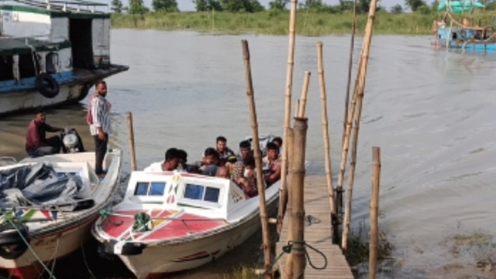 ফরিদপুরের গোপালপুর-মৈনট ঘাটে ইজারা কম, ভাড়া বেশি