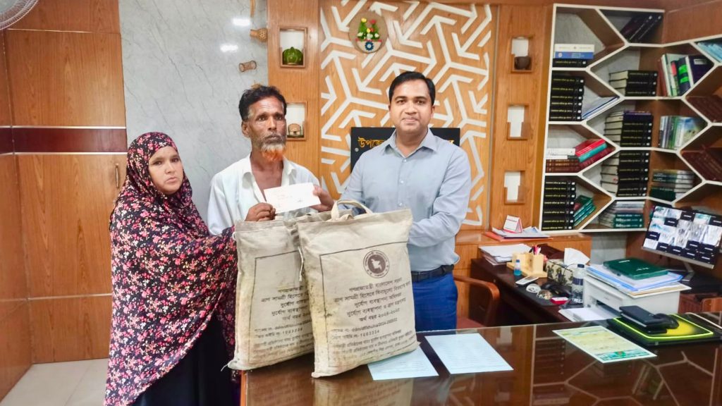 ফরিদপুর প্রতিদিনে সংবাদ প্রকাশের পর আগুনে ক্ষতিগ্রস্ত পরিবারকে সহায়তা প্রদান করলেন ইউএনও