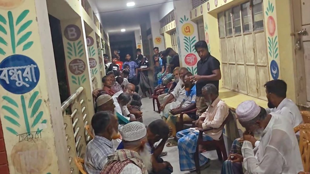 ফরিদপুরে এক পরিবারকে সমাজচ্যুত ও মসজিদে প্রার্থনায় নিষেধাজ্ঞা!