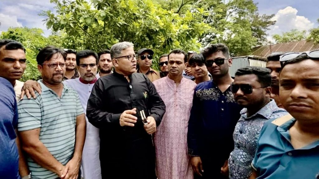 সদরপুরে দুটি ভাঙা সড়কের নির্মাণকাজ পরিদর্শনে এমপি শহিদুল ইসলাম বাবুল