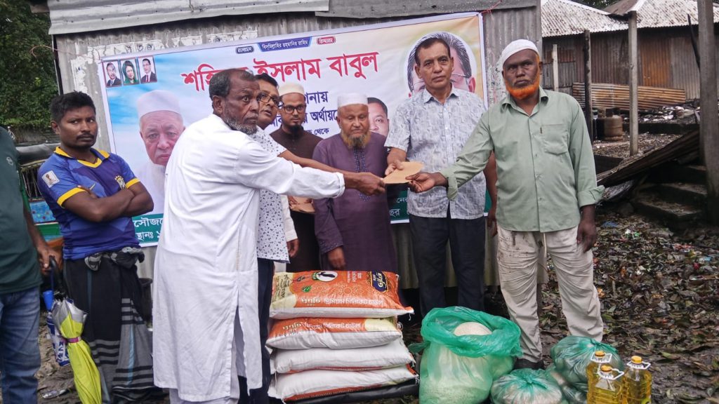ফরিদপুরে অগ্নিকান্ডে ক্ষতিগ্রস্তদের মাঝে প্রবাসীর সহায়তা, পেলেন চাল-ডালসহ নগদ অর্থ