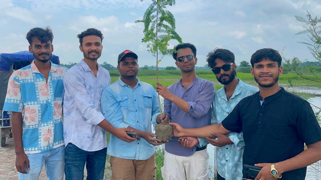 সদরপুরে আড়িয়াল খাঁর ভাঙন থেকে সড়ক রক্ষায় বৃক্ষরোপণ করল ছাত্রদল