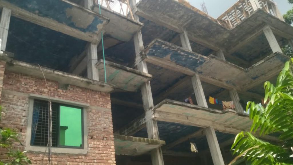 ফরিদপুরে ‘ক্ষমতার প্রভাবে’ জমি দখল, নকশা ছাড়াই বহুতল ভবন নির্মাণের অভিযোগ