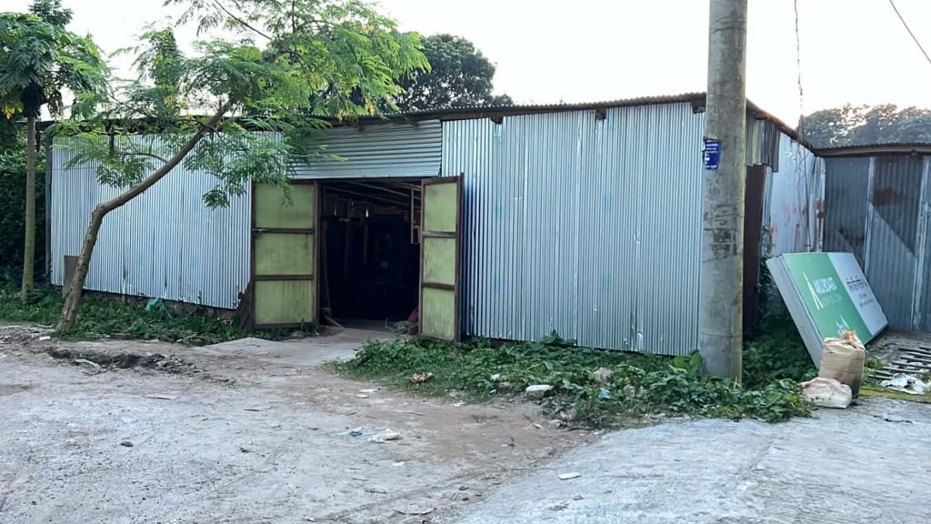 ফরিদপুরে দেড় কোটি টাকার সরকারি সড়ক দখল করে দোকানঘর নির্মাণ