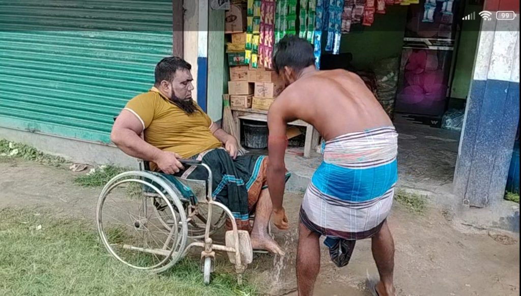 হুইলচেয়ারেই ঘুরে দাঁড়ানোর স্বপ্ন: ভিক্ষা নয়, চানাচুর বেচে বাঁচার লড়াই হাসানের