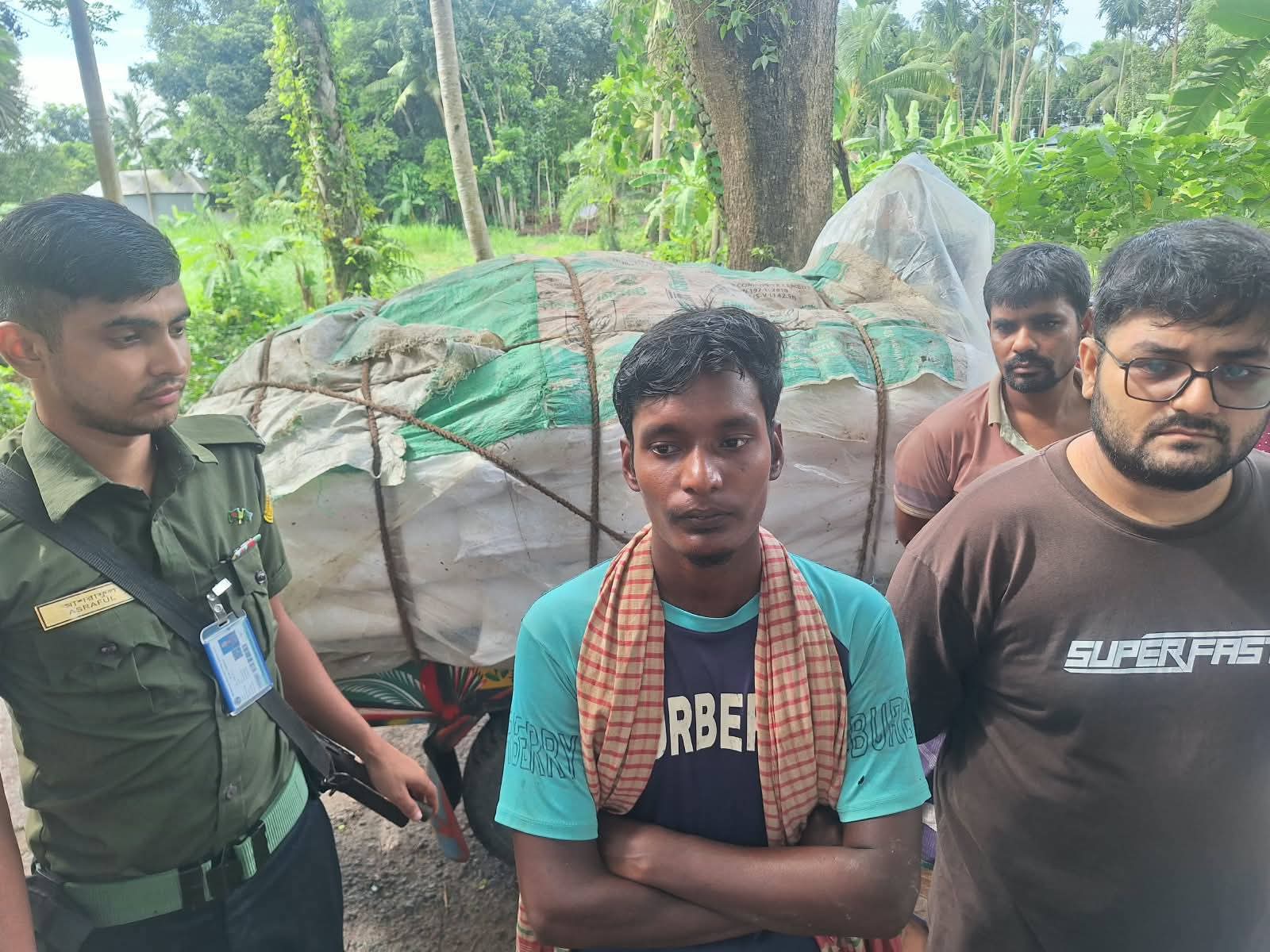 সালথায় ​সার পাচারের খবর পেয়ে সড়কে ইউএনও, হাতেনাতে আটক ডিলার