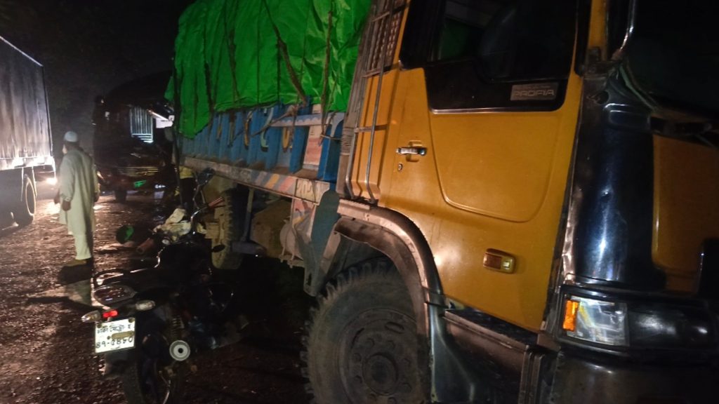 ফরিদপুরের মধুখালীতে বাস-ট্রাক সংঘর্ষে পরিবহন সুপারভাইজার নিহত, আহত ১৫