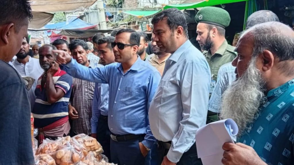 ফরিদপুরে নোংরা পরিবেশে মিষ্টি তৈরির দায়ে ৩ দোকানকে জরিমানা