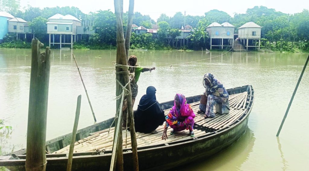 সালথায় রশি টেনে কুমার নদ পার হন ১০ গ্রামের মানুষ
