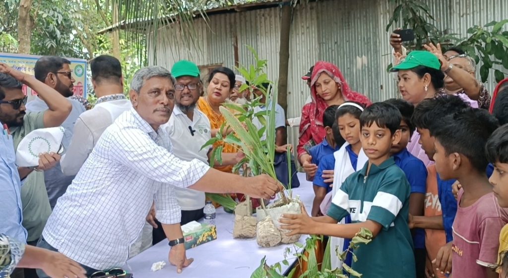 ফরিদপুরের চরাঞ্চলে ফলদ ও ঔষধি চারা বিতরণ