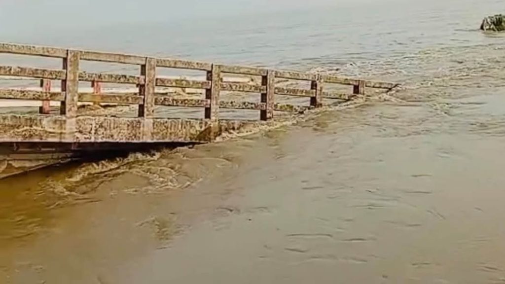 পদ্মা নদীর গ্রাসে ফরিদপুরে বিলীন ৮ কোটি টাকার সেতু